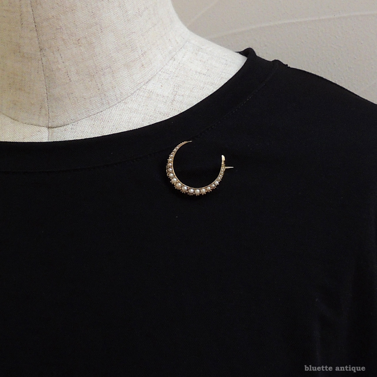 英国アンティークジュエリー 15ctゴールド 真珠 クレセント(三日月)ブローチ(鑑別書付)