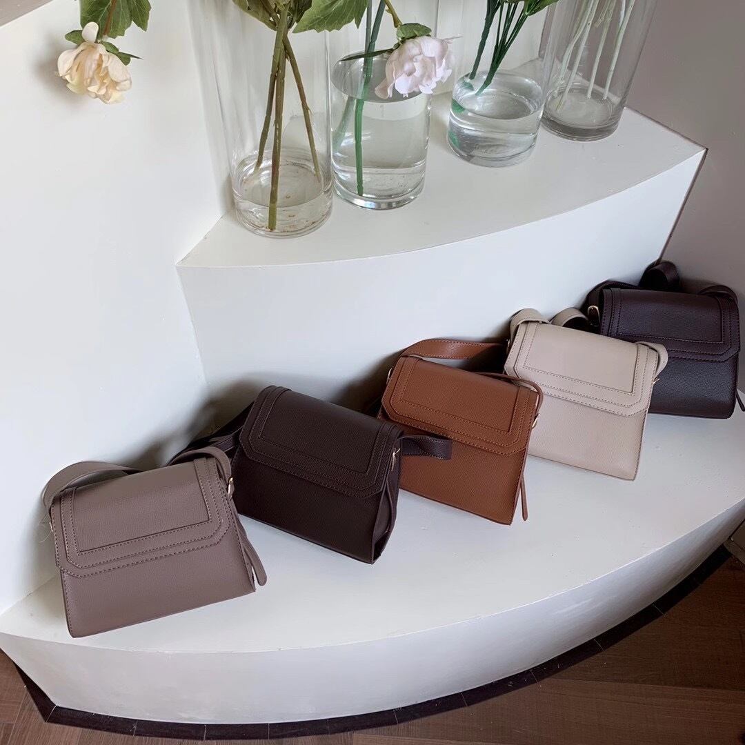 フラップショルダーバッグ