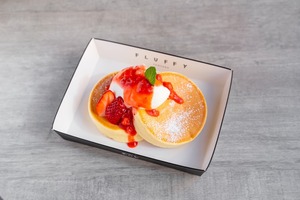 もっちりパンケーキ【こぼれ苺】