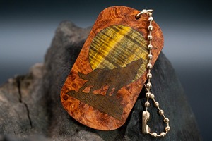 【朱色の銘木】 本花梨瘤 ドッグタグ 象嵌 月と狼