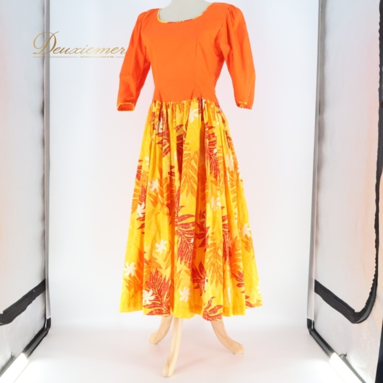 フラダンス 衣装 ワンピース ドレス オレンジ系 ワントーン 長袖 モンステラ柄 ティアレ柄 かわいい 鮮やか 華やか 明るい 元気 カラフル 橙 大人っぽい ハワイアン アロハ ハワイアンプリント フラ ダンス レッスン 練習 おしゃれ ドレスアップ