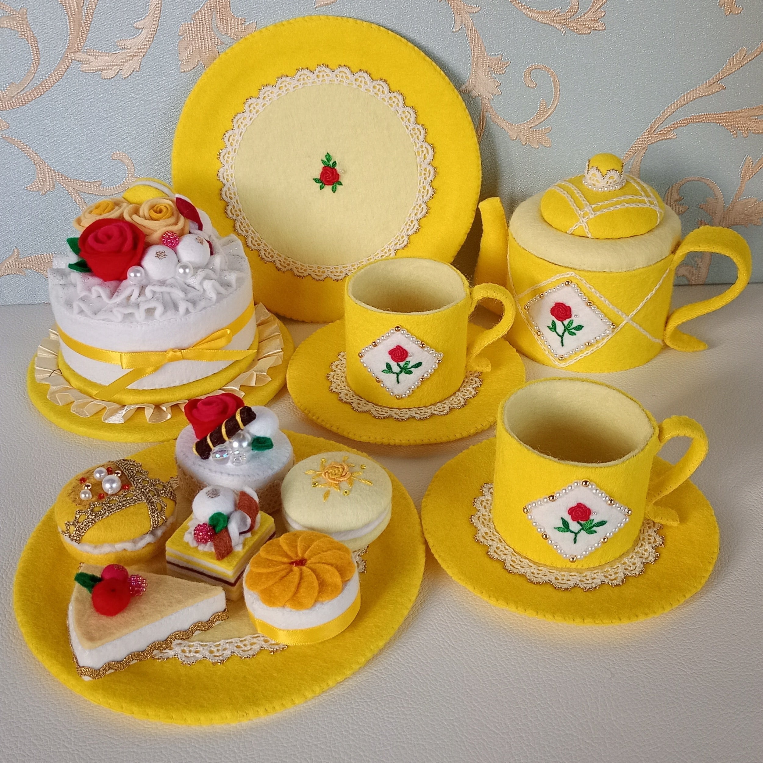 カナの青い箱【フェルト＆刺繍のおままごと】