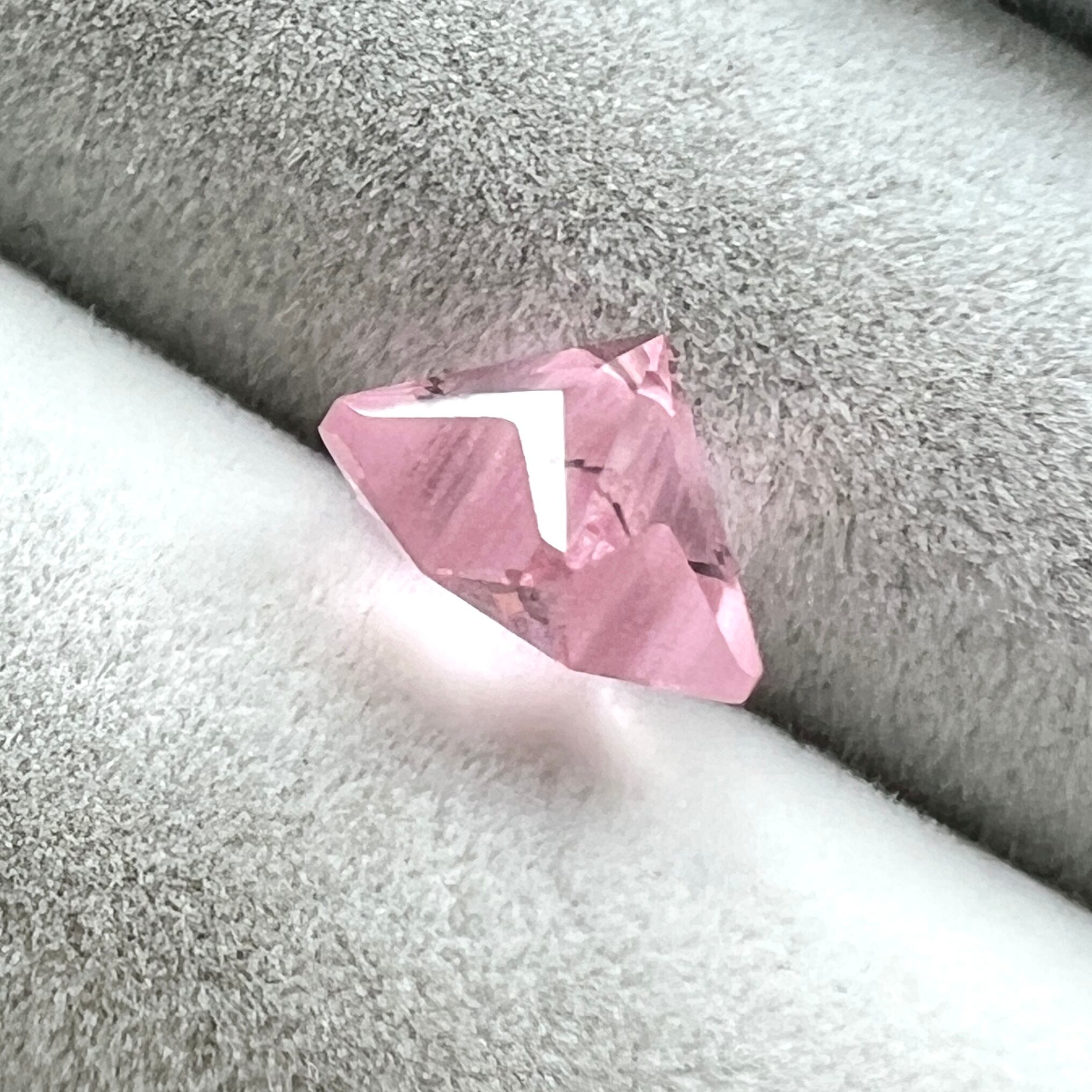 【桃色の星】再結晶 ピンクサファイア スターカット ピンク ルース