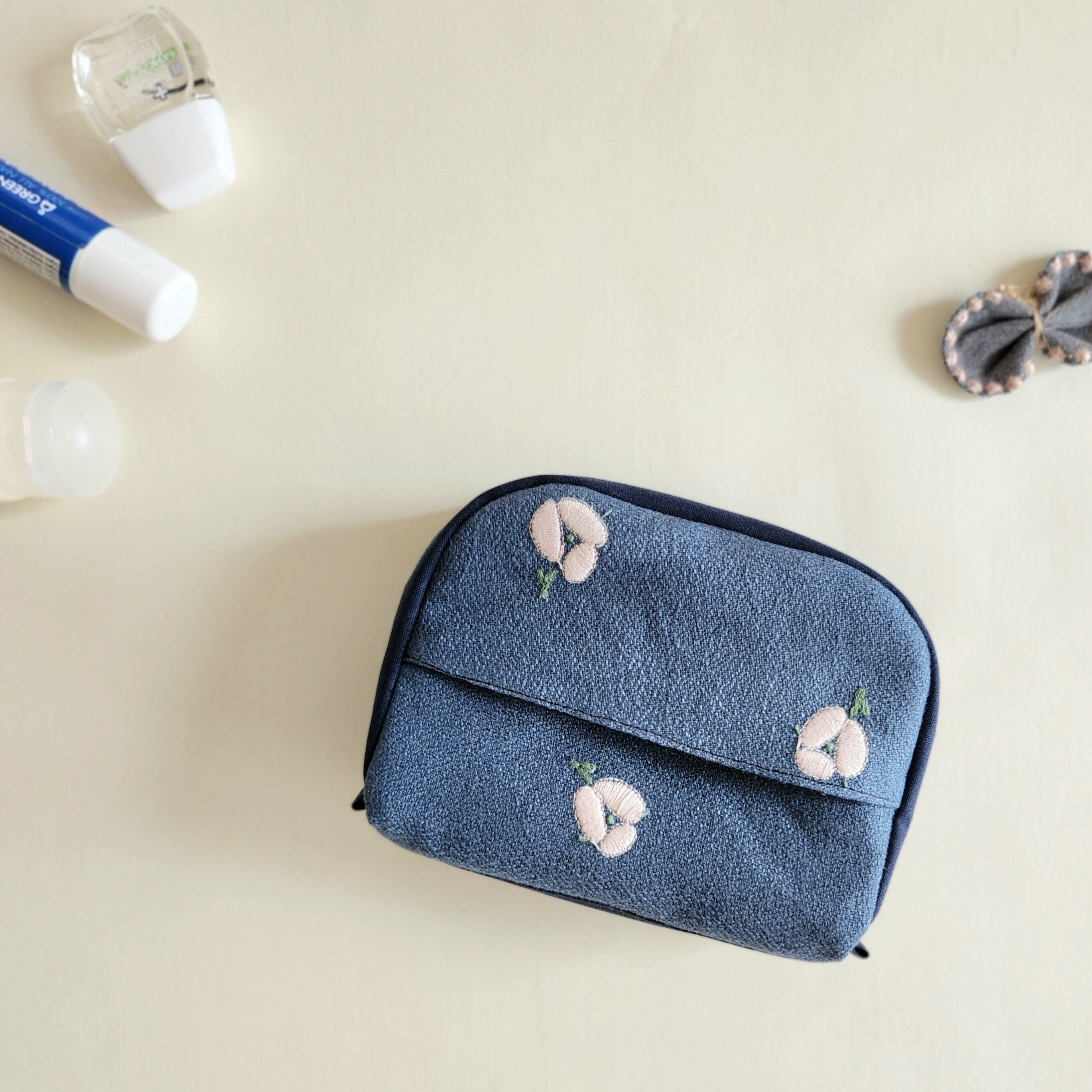 お花刺繍のコロンとマチ付きポケットティッシュポーチ│ミナペルホネン