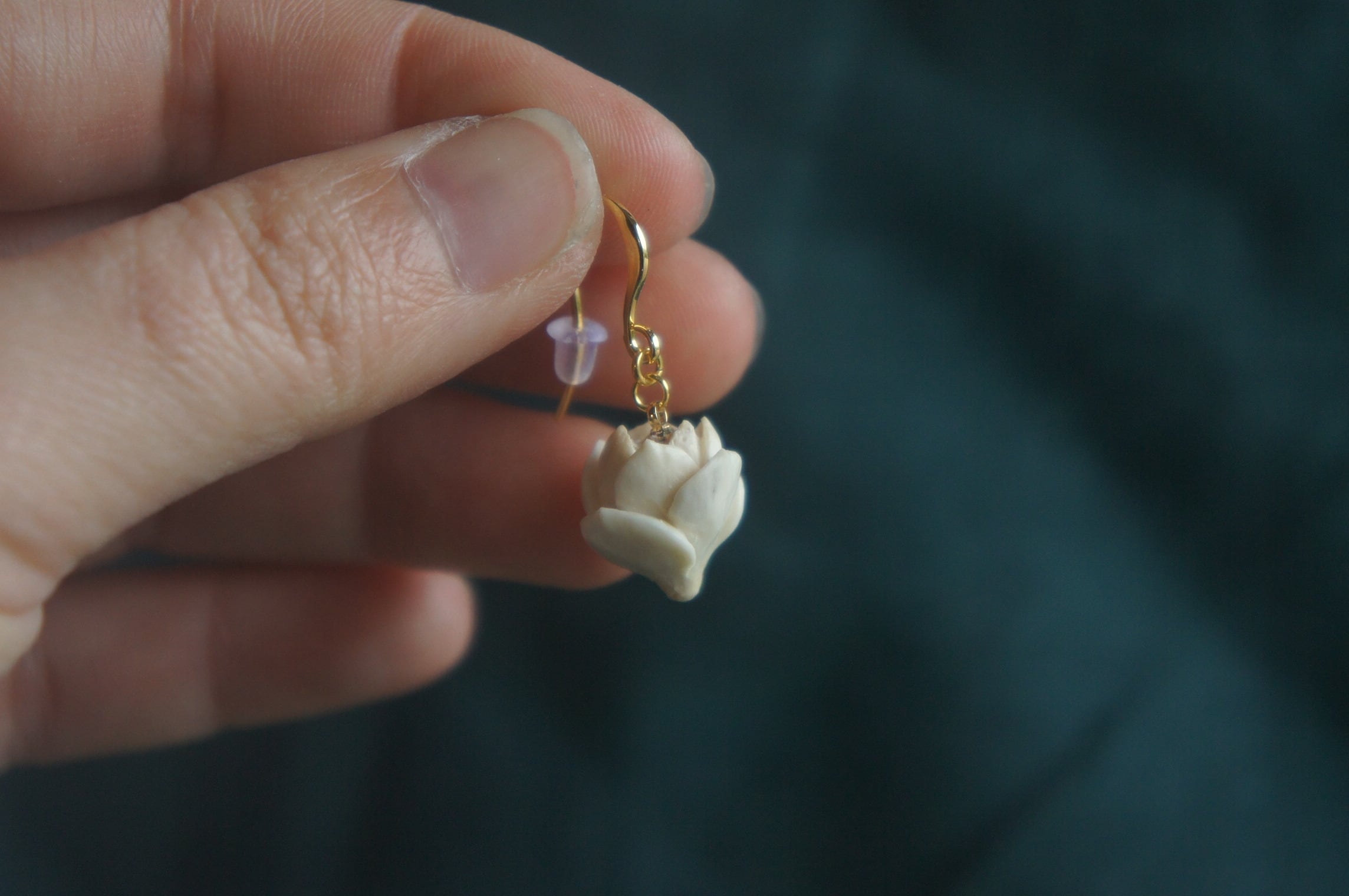鹿角彫刻「白木蓮」ピアス ふっくらタイプ | deer bone 