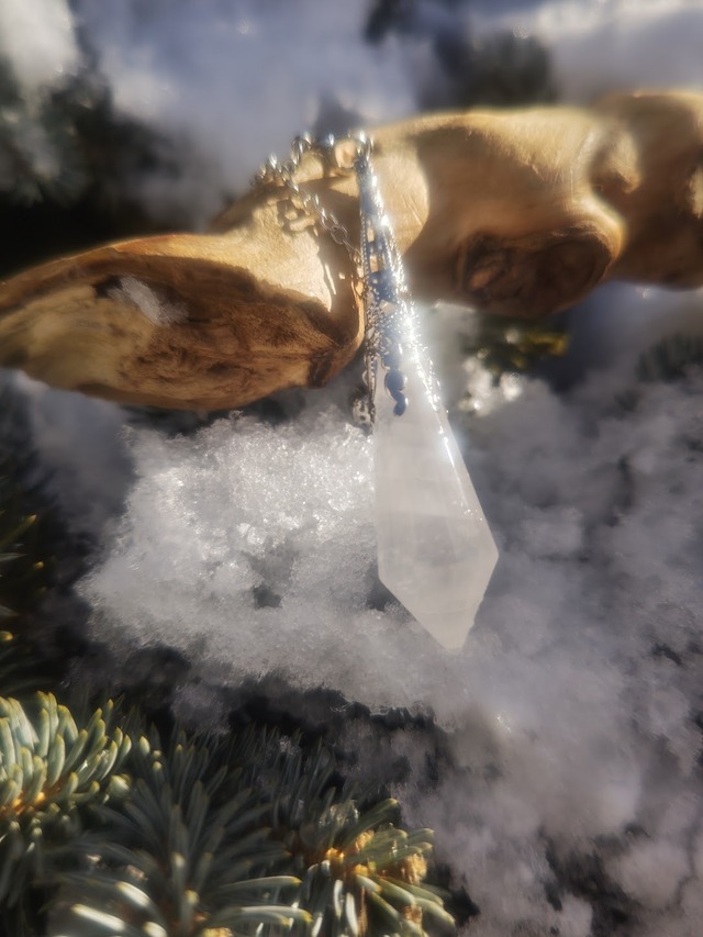 ペンデュラム（水晶）｜澄んだ光で迷いを晴らす羅針盤