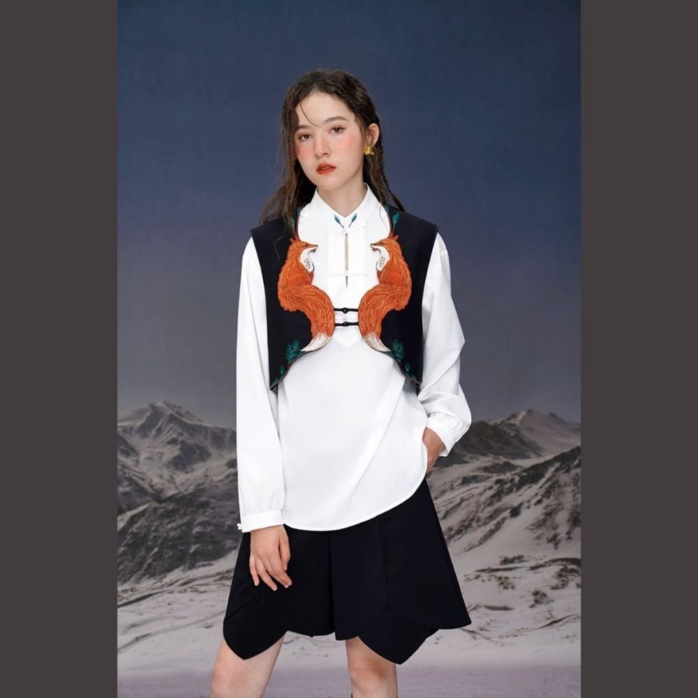 向き合うキツネの刺繍ベスト E00352 | EMMA GRAND