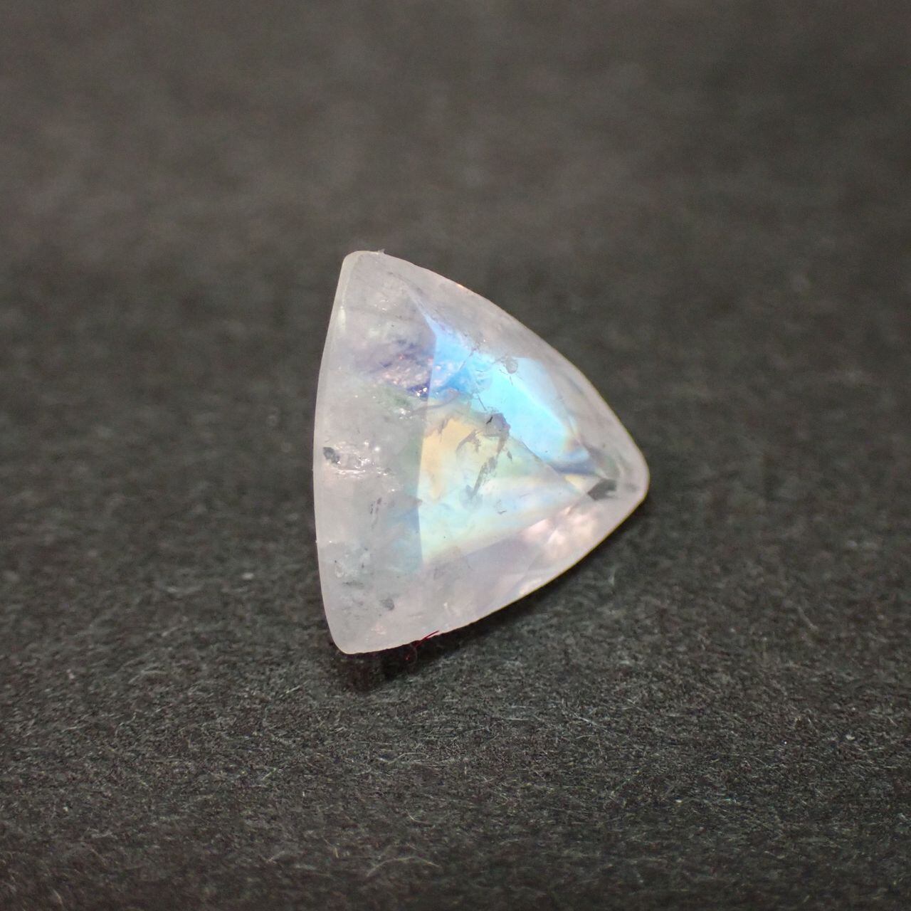 レインボームーンストーン（ホワイトラブラドライト）トリリアン