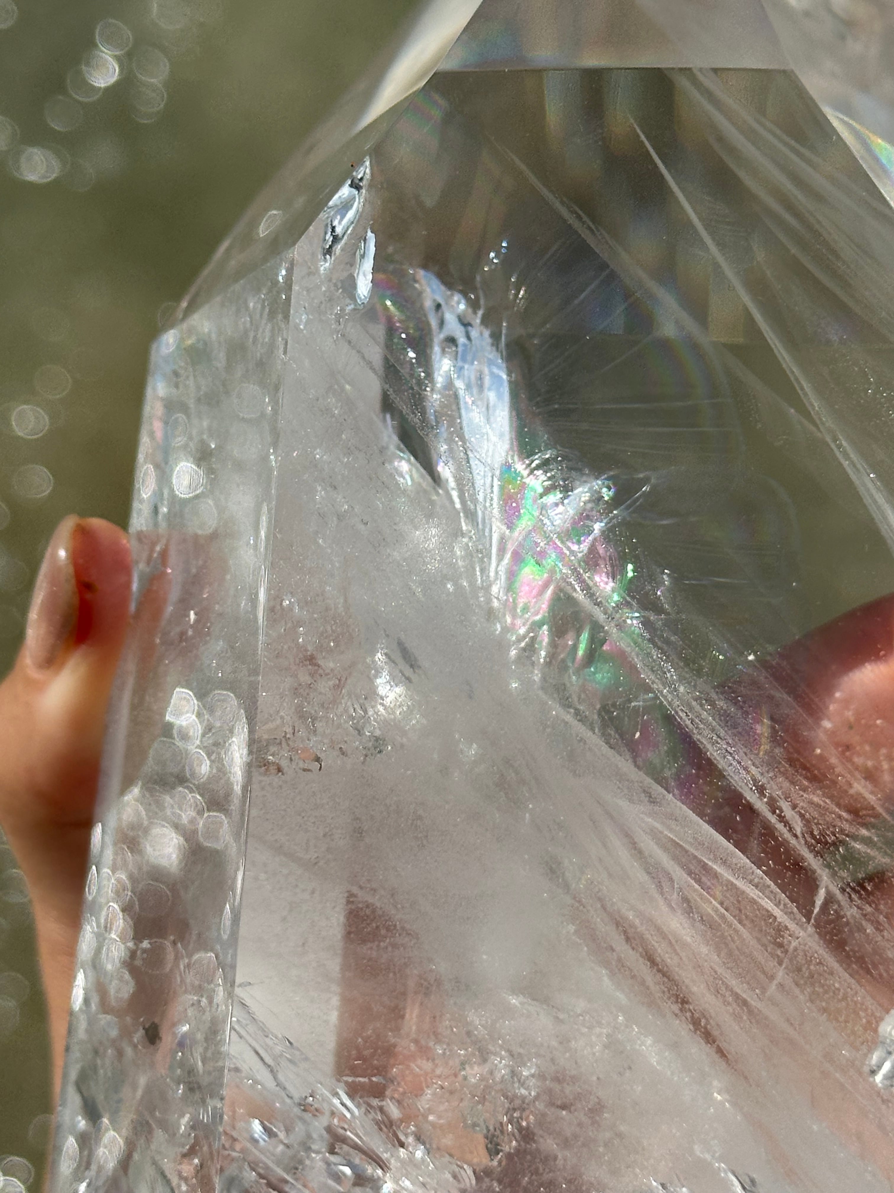 1.9kg 虹色の蝶が羽ばたく【レムリアン水晶】水晶 ポイント タワー 虹