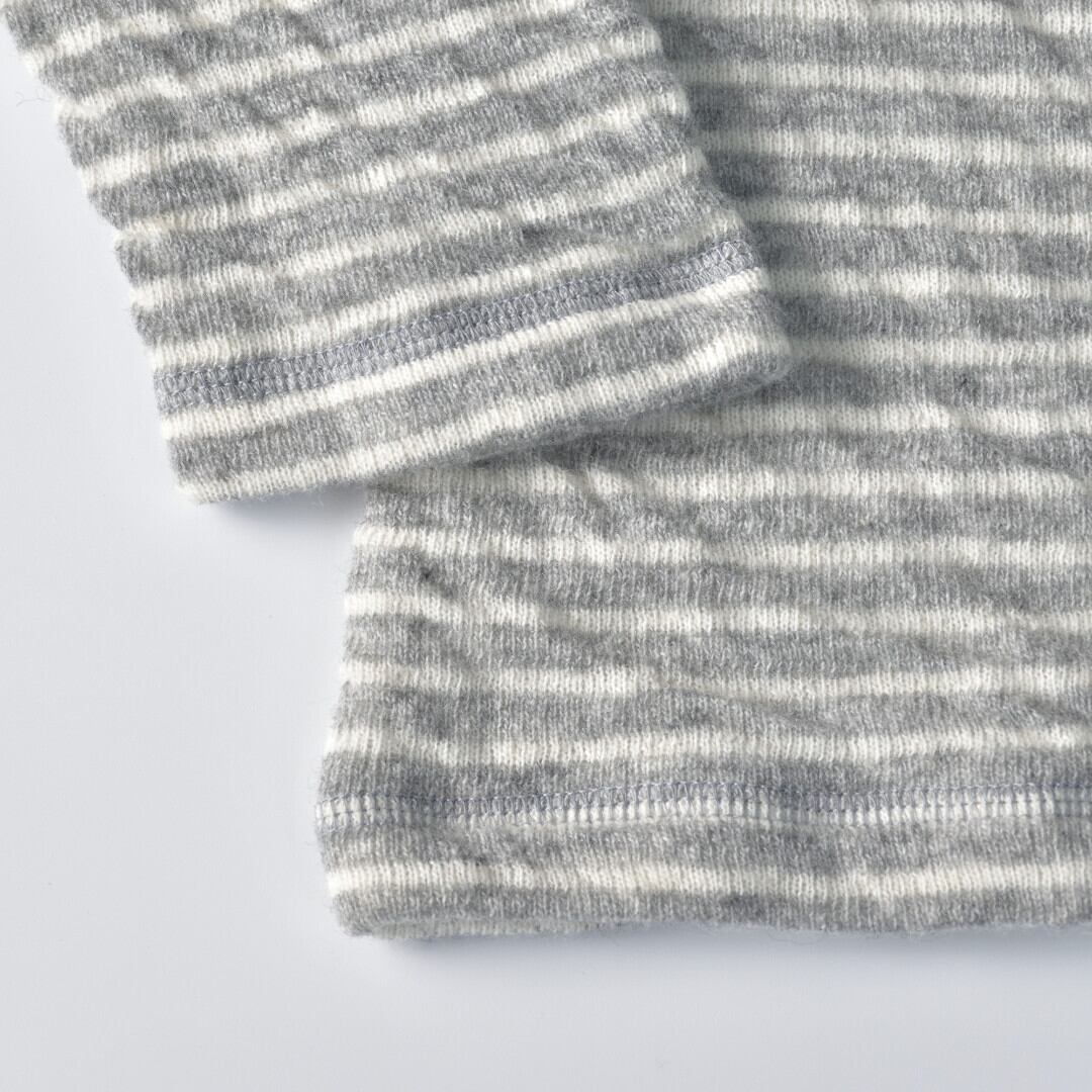 prit プリット ウール綿接結ボーダー タートルネックプルオーバー ・グレイ杢xシロ 暖かくて肌触りの良い生地を使っています。