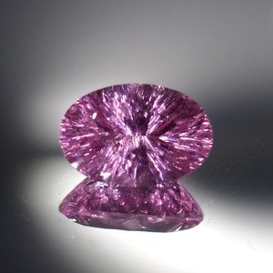 【Radiant Kiriko Cut™️】輝きが躍る、濃桃色の美　1.01ct 天然ピンクサファイア