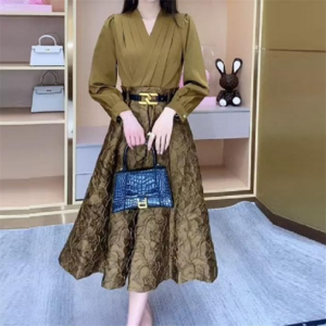 【送料無料】ロングドレス 秋 長袖 異素材切り替えデザイン 大人可愛い エレガント系 きれいめ 大人可愛い こなれ感 体型カバー 30代 40代 Aライン フレア レディースファッション 可愛い お出かけ 女子会 デイリーユース お茶会 お呼ばれ 授業参観 Vネック