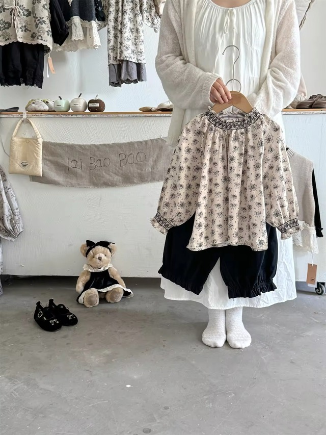 【取寄】スモッキングフリルが高見えする寒色がポイントの花柄ブラウス