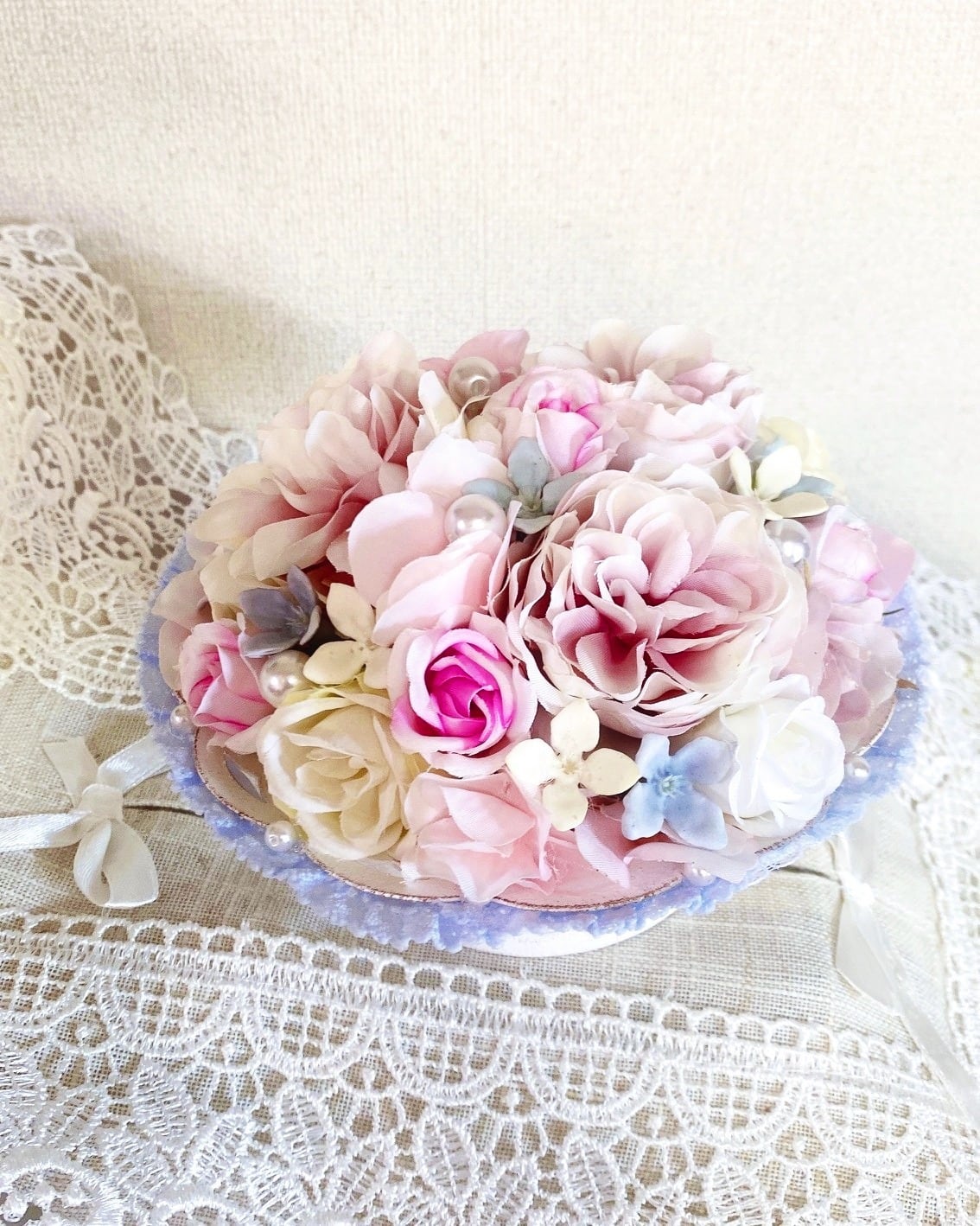 フラワーアレンジ【AR-007】白の容器に花咲くデコレーション｜パステルピンク ｜アーティフィシャルフラワー｜卓上アレンジ｜誕生日お祝い｜ギフト｜径約15㎝｜