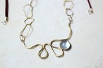 真鍮のぐねぐねネックレス　シェル/クリスタル/北投石
