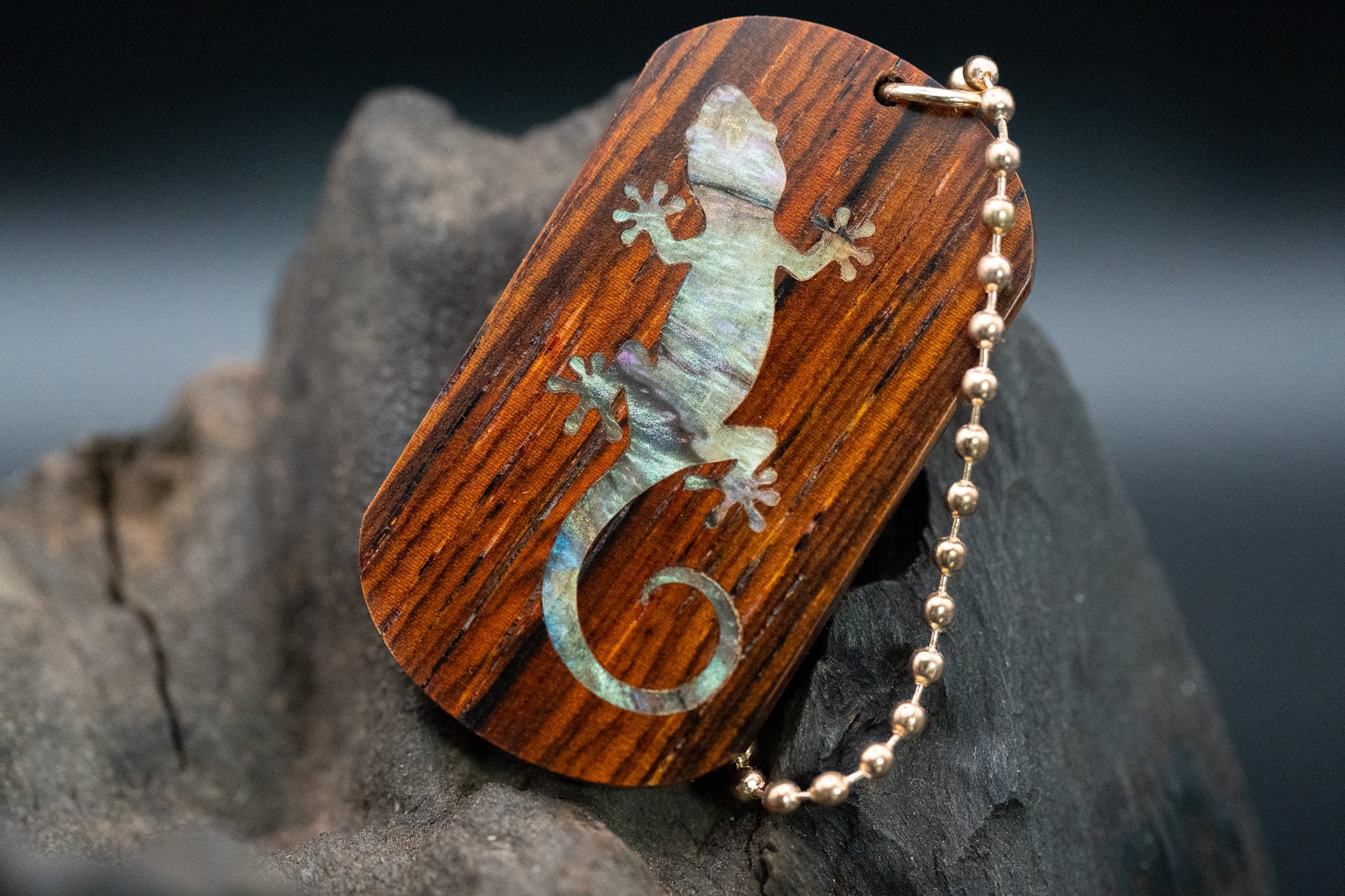 【 エスニックなローズウッド 】 ココボロ ドッグタグ 象嵌 木登りトカゲ