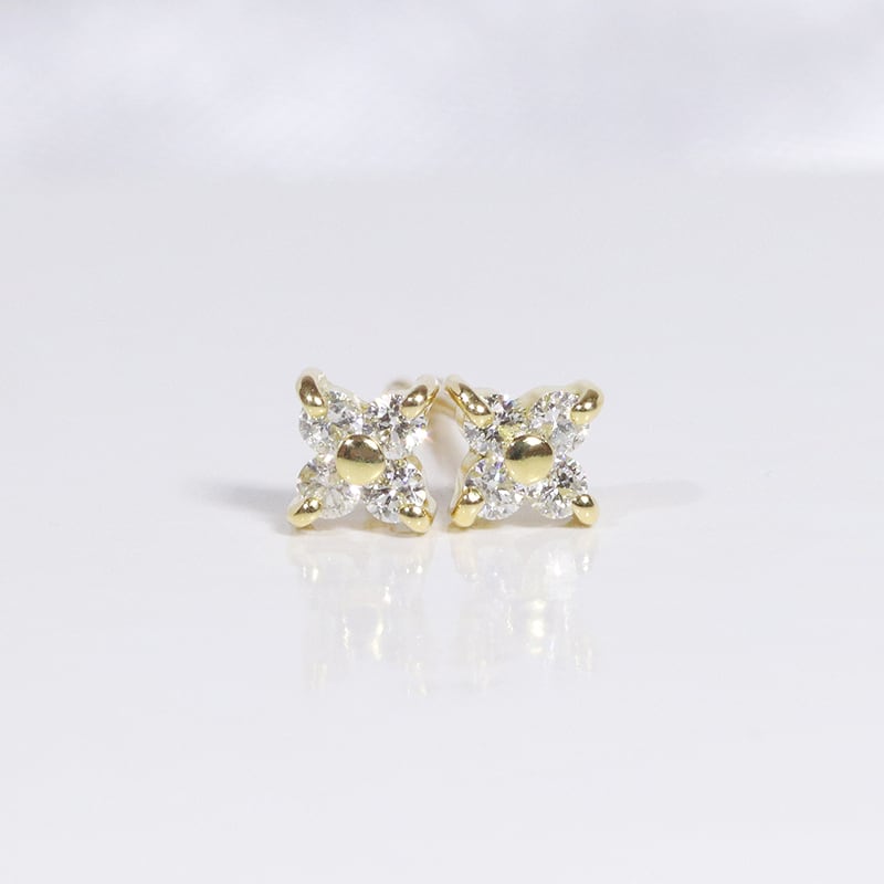 ダイヤモンドピアス　0.3ct ×２  K18YG イエローゴールド  ダイヤモンド　レディース フラワー