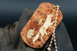 【朱色の銘木】 本花梨瘤 ドッグタグ 象嵌 十五夜きつね