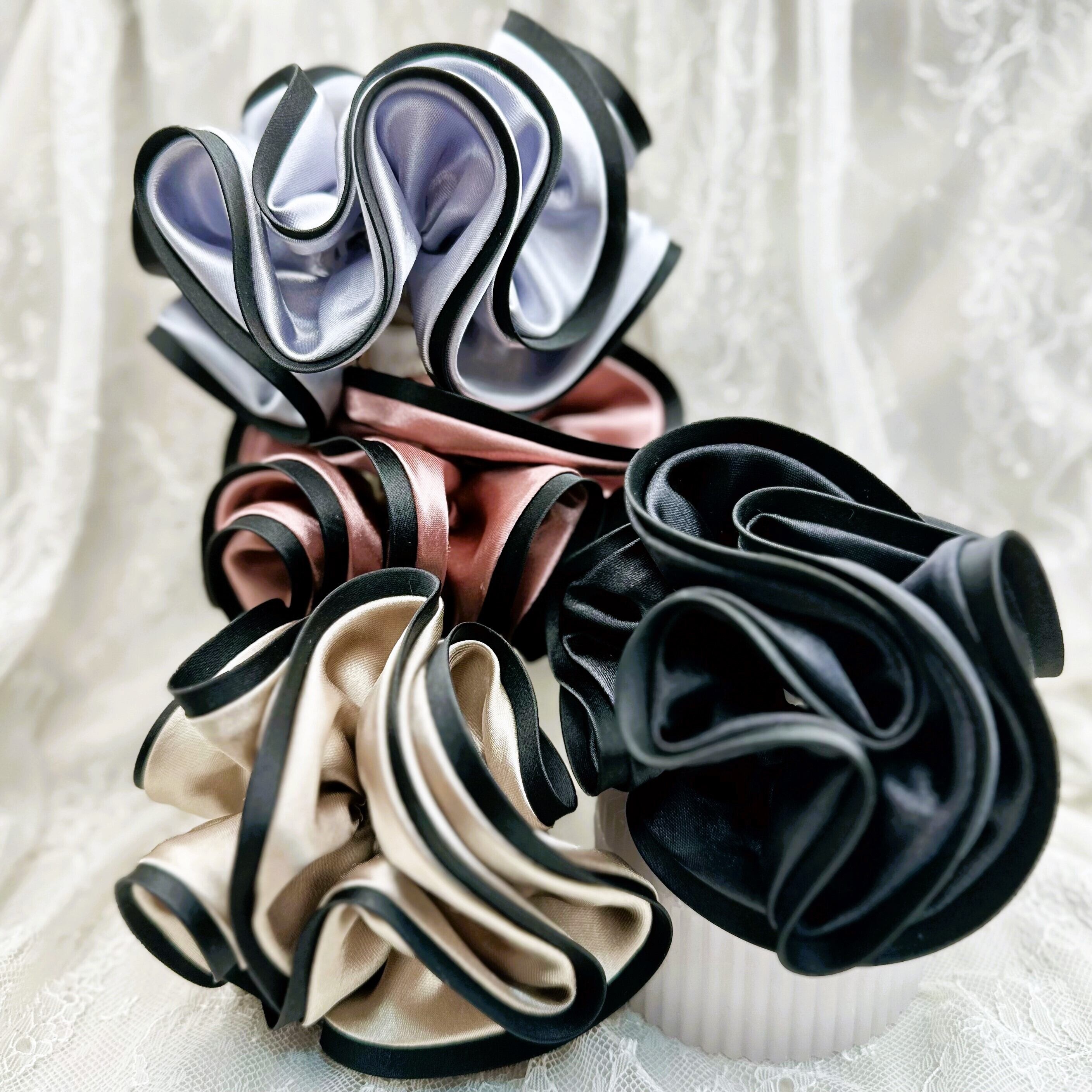 シュシュ】サテン バイカラー（ブラック） | des plumes/デプリューム