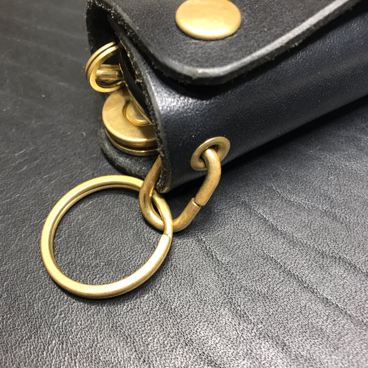 真鍮製 回転式キーホルダー搭載 自立するキーケース | Leather WoRks Z