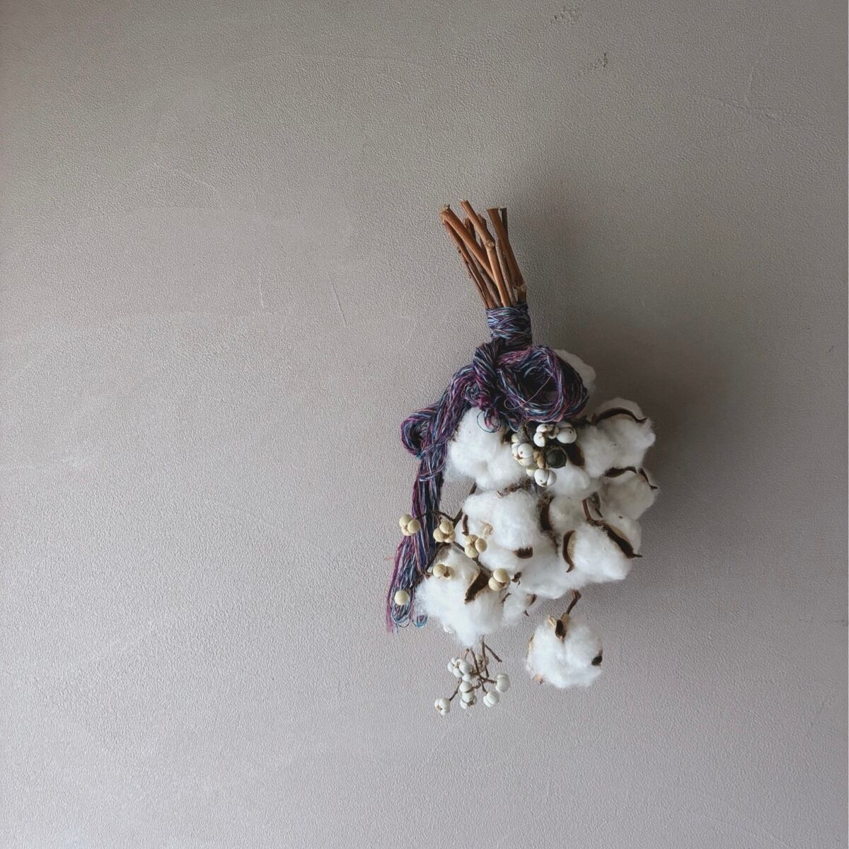 【送料込み】綿の木のスワッグ (くつした屋さんの糸 - 青・赤系)