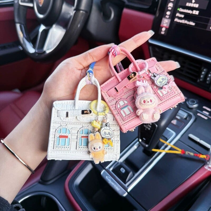 贈り物に最適!新作アクセサリー♡ labubu ラブブ バッグ型チャーム どこでも連れてく 毎日可愛い キーホルダー/バッグチャーム/カーアクセ 4 in 1