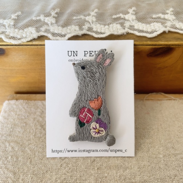 unpeu／ブローチ／ウサギ