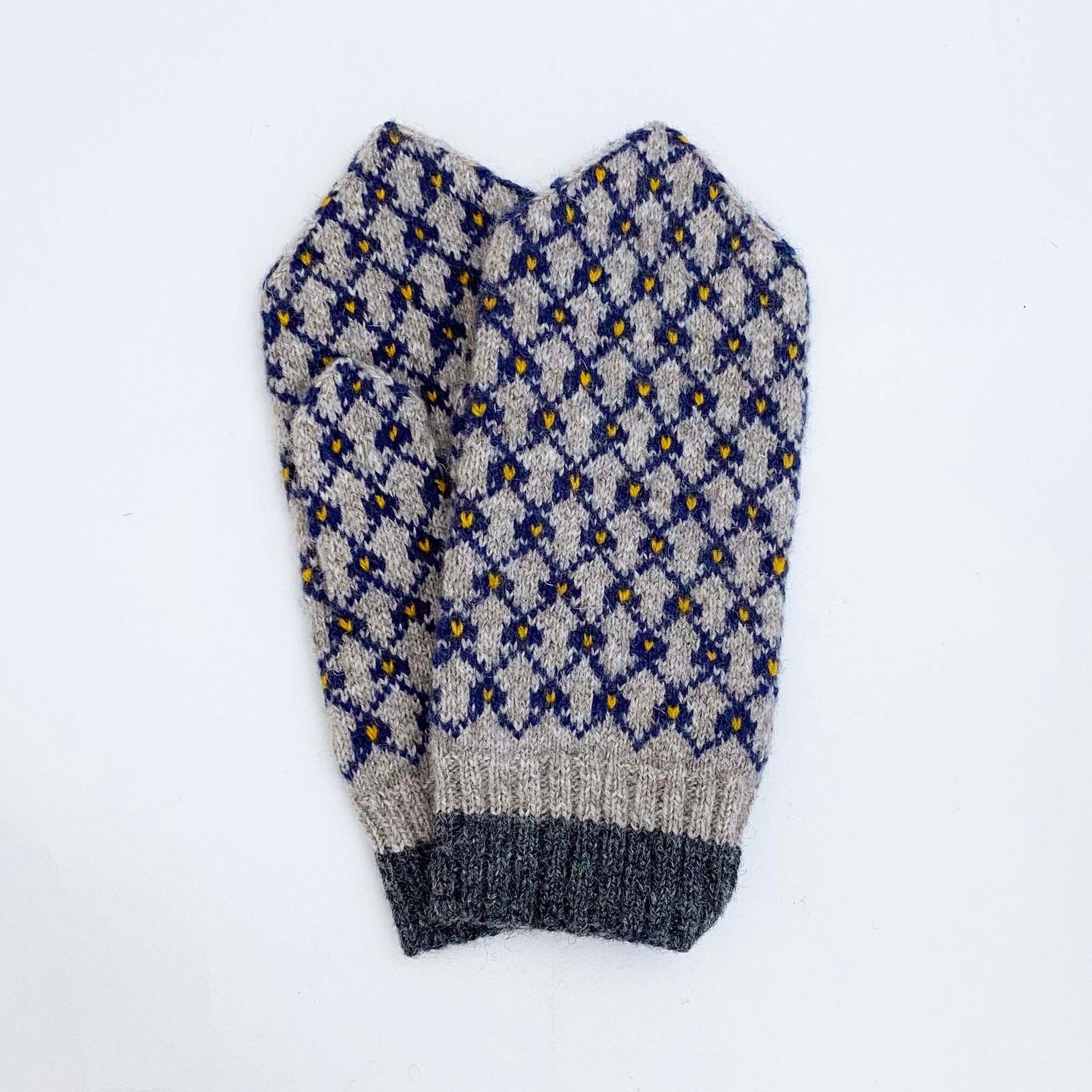 伝統的バルトの手編みミトン（グレーと紺）