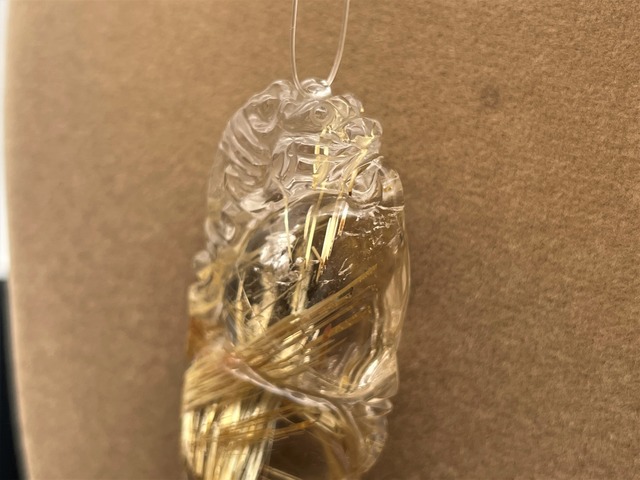 貔貅型ペンダントトップ素材（タイチンルチルクォーツ）