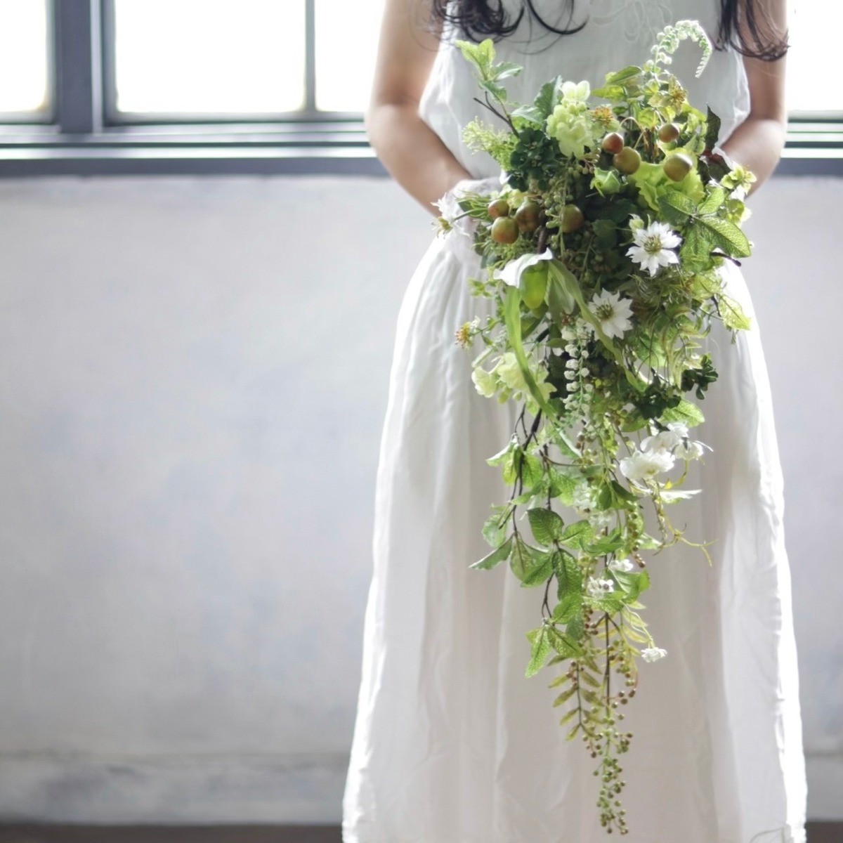 完成品販売ブーケ ］Botanical Green Cascade Bouquet | お花の 