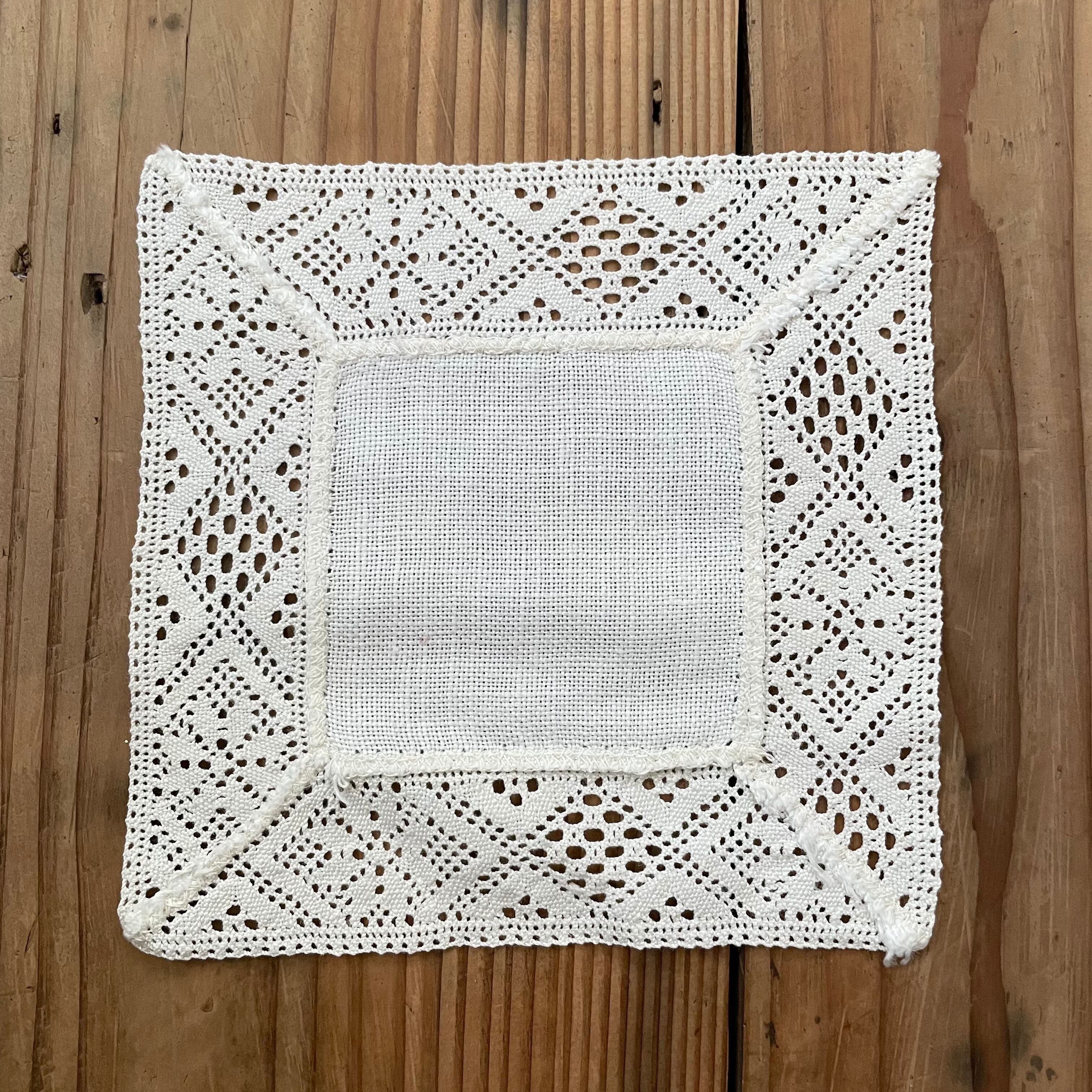 ふちがレースな布