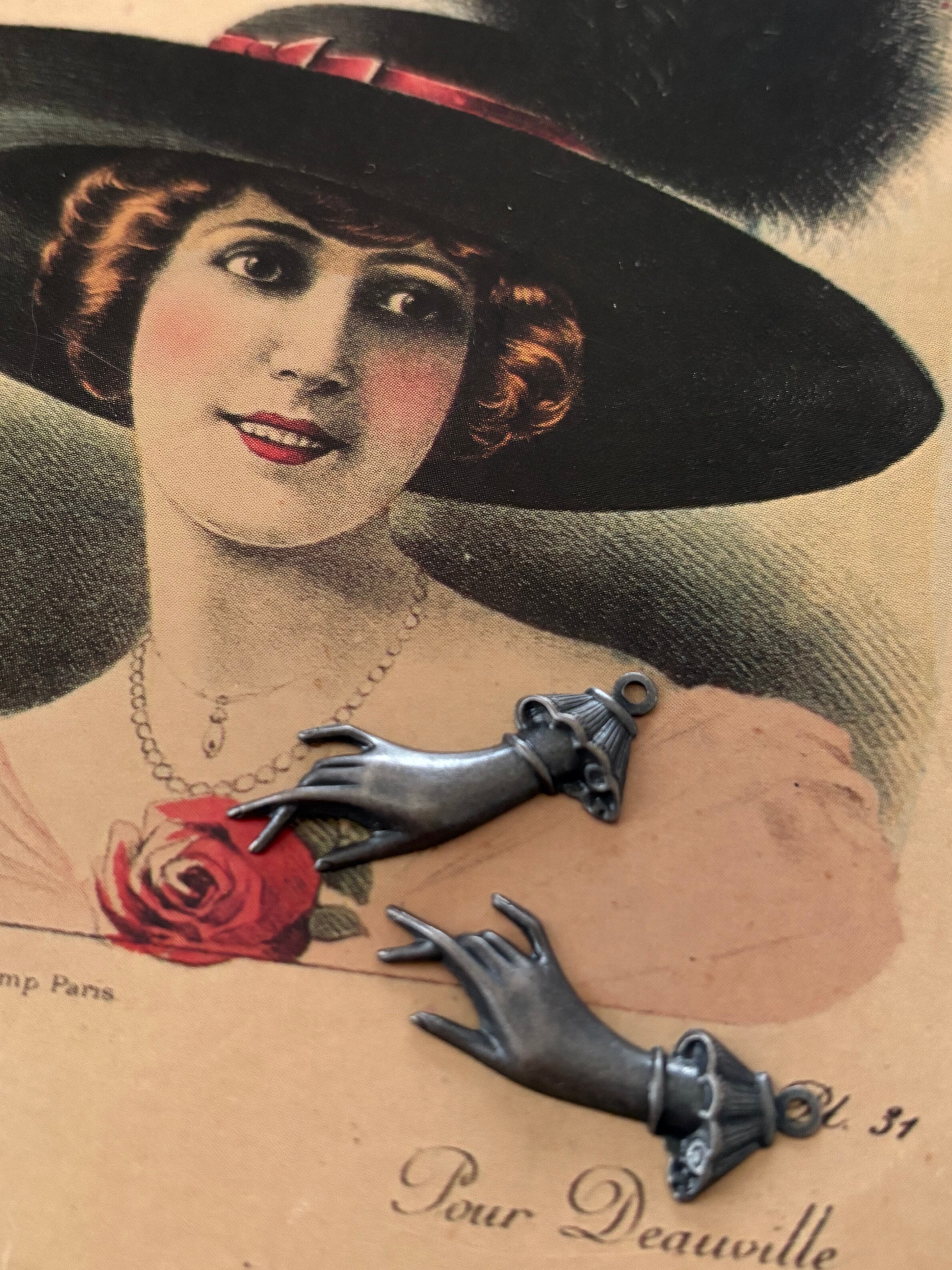 2個セット USA ブラス製パーツ Victorian hands ヴィクトリアンハンド 金古美 スタンピングパーツ チャーム アクセサリーパーツ デコレーション材