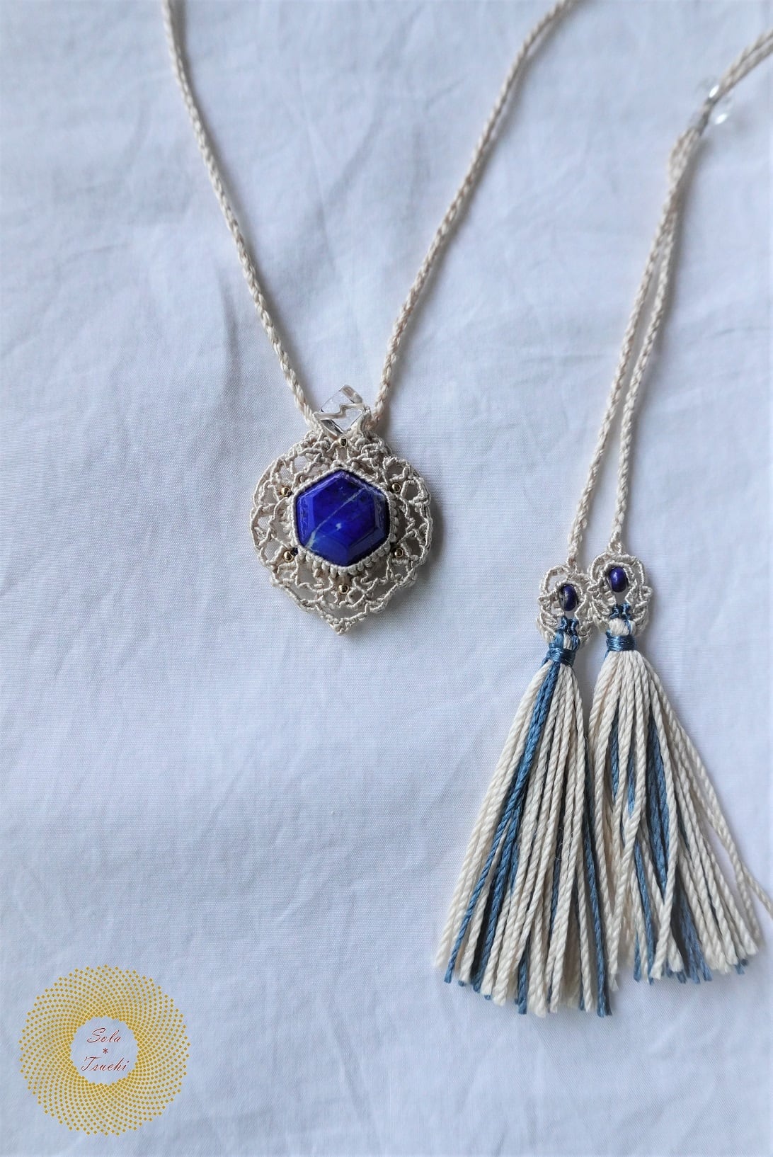 絹糸）六角形ラピスラズリのマクラメ編みペンダント 〜Bright