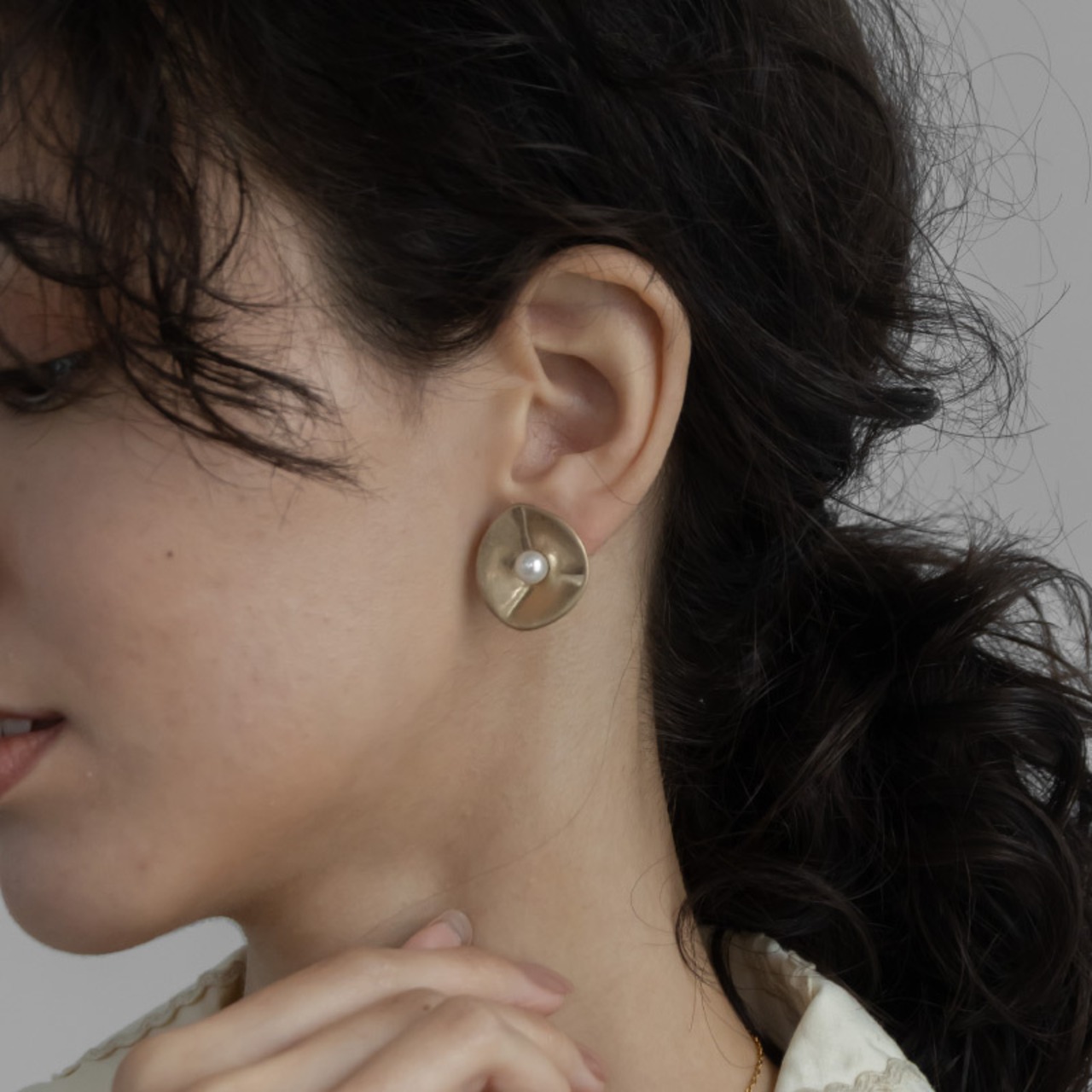 【ネコポス便】イヤリング ラウンドパールイヤリング アンティークテイスト ヴィンテージ マット加工 シンプル 大きめ  1121