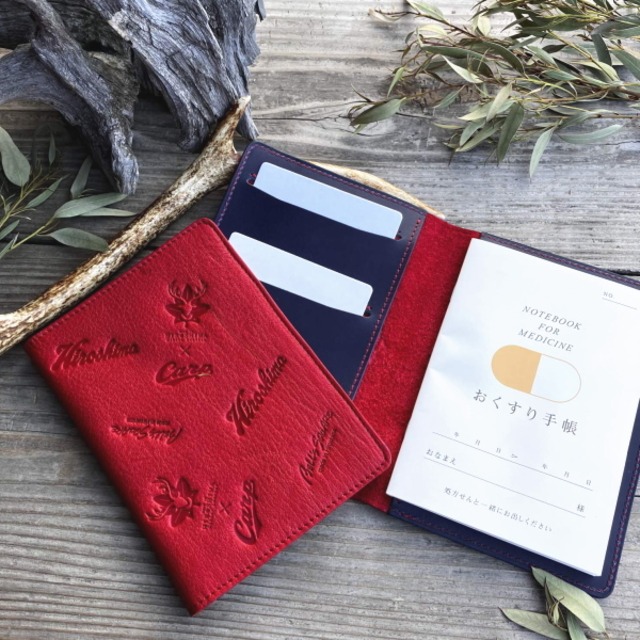 【広島ジビエレザー×カープコラボグッズ】物語が詰まったお薬手帳＆A6マルチケース 2026Ver.｜広島産鹿革使用｜広島東洋カープ公式ライセンスグッズ [RED]
