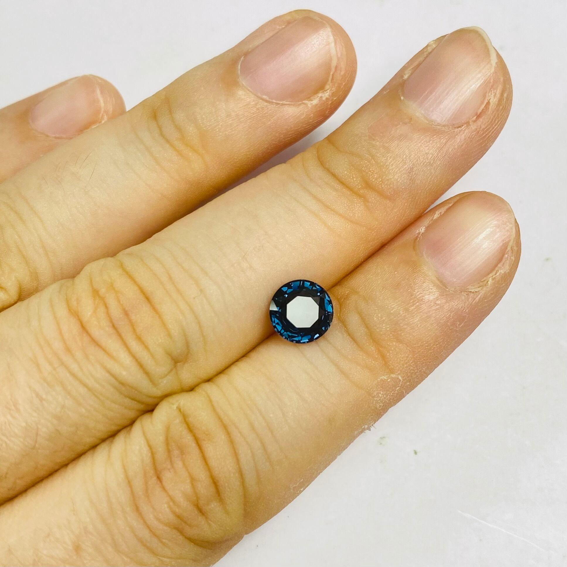 クールなブルーとかわいいまん丸 ギャップ萌えスピネル