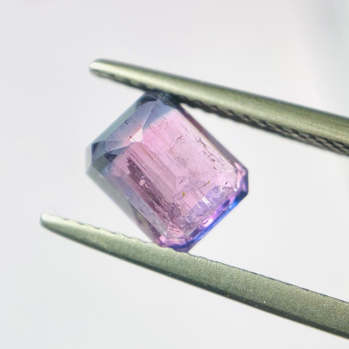 珍しいカラーコンビネーションのトルマリン