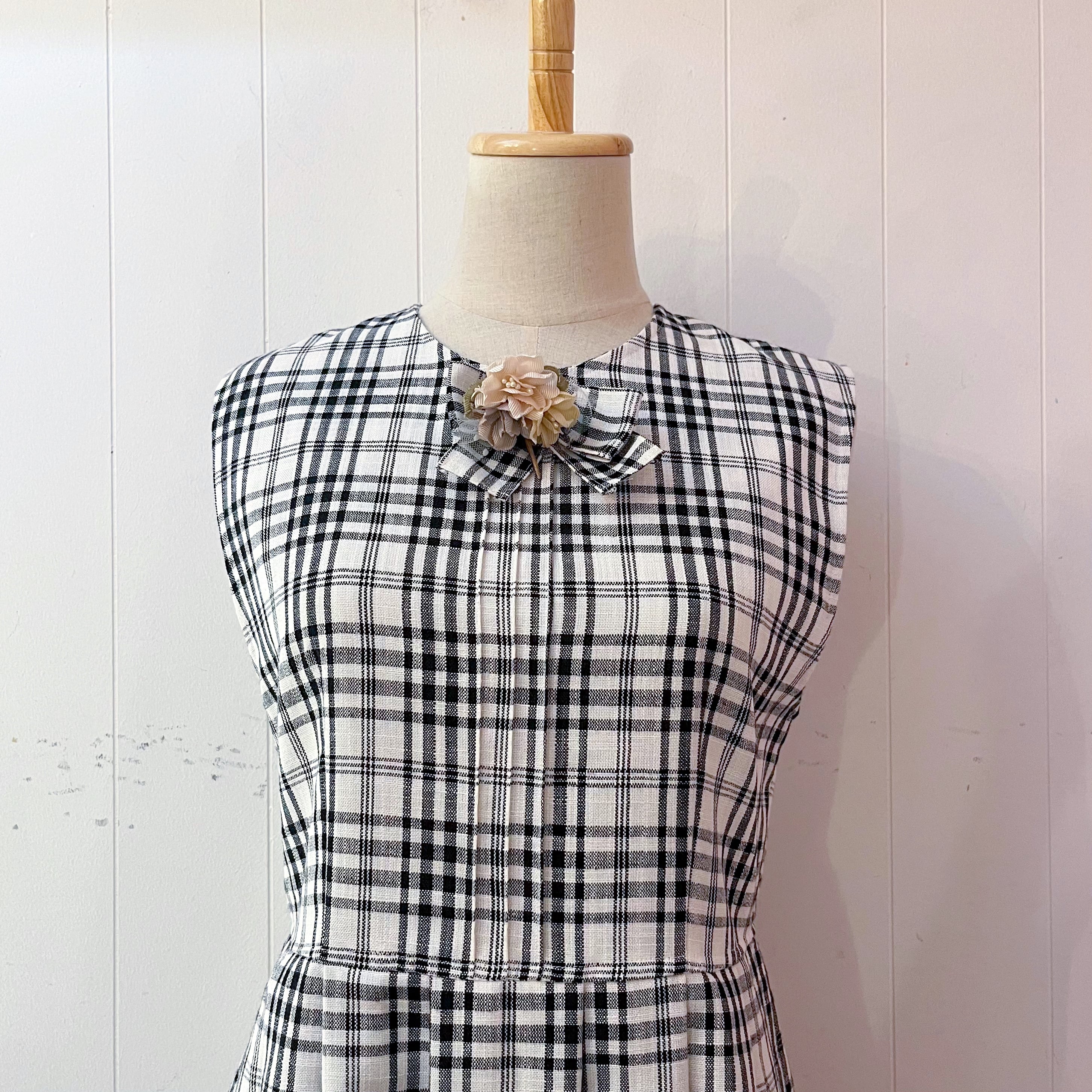 flower ribbon brooch check jumper skirt