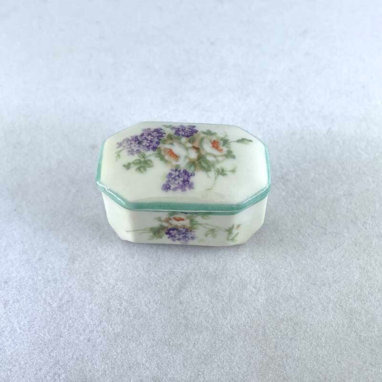 陶器の小物入れ　紫の花  ミニチュア　ミントグリーン ピルケース　 17otc14