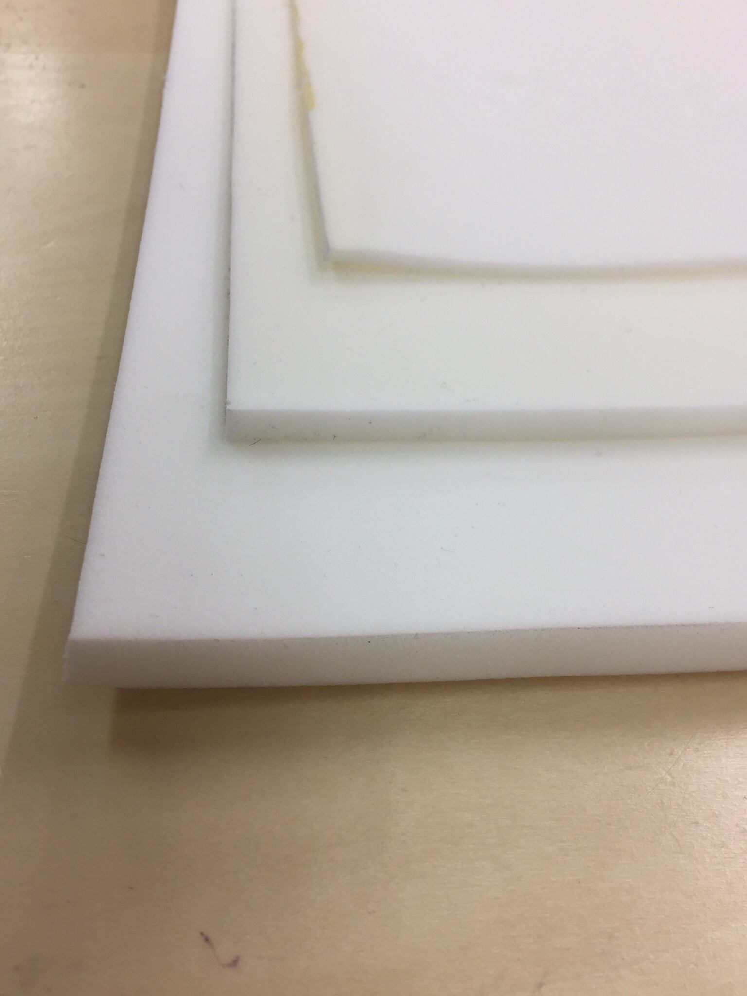 リュックの肩のクッション材 ポリエチレンフォーム 5mm厚 白 １枚のサイズは50ｃｍｘ100ｃｍ トーキョービニール