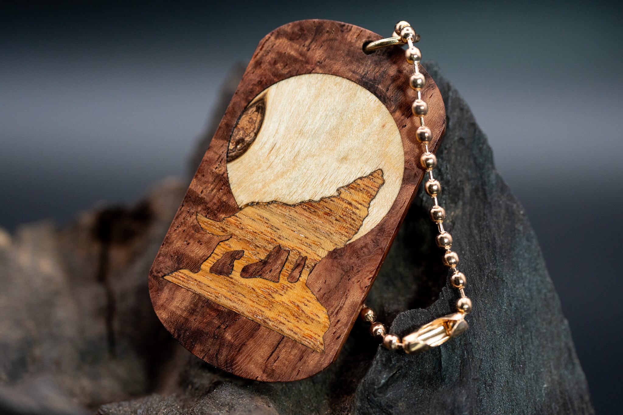 【最高峰の鳥眼杢】バーズアイローズウッド ドッグタグ 象嵌 月と狼