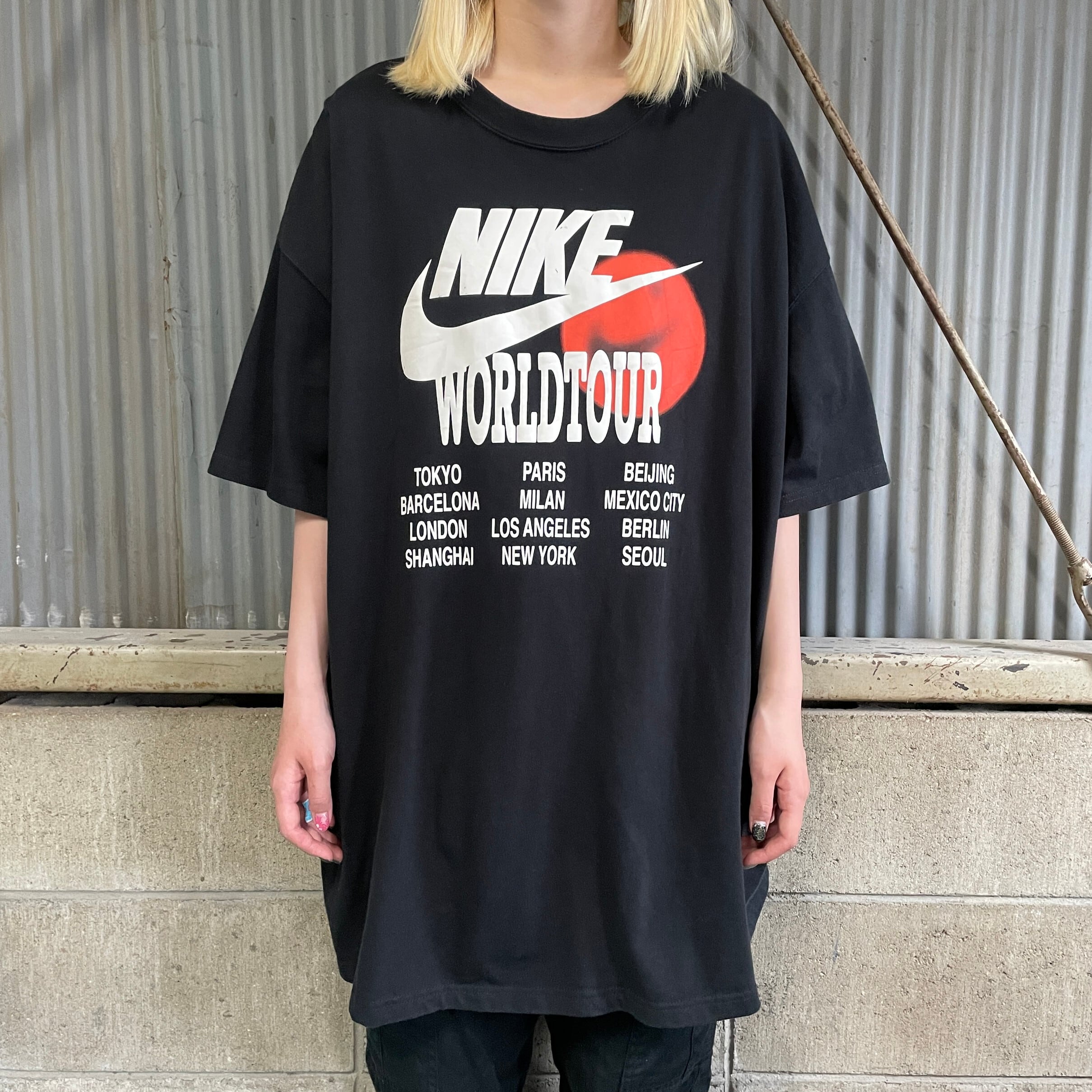 NIKE Tシャツ ブラック 刺繍 ロゴ ブルー イエロー ホワイト レッド