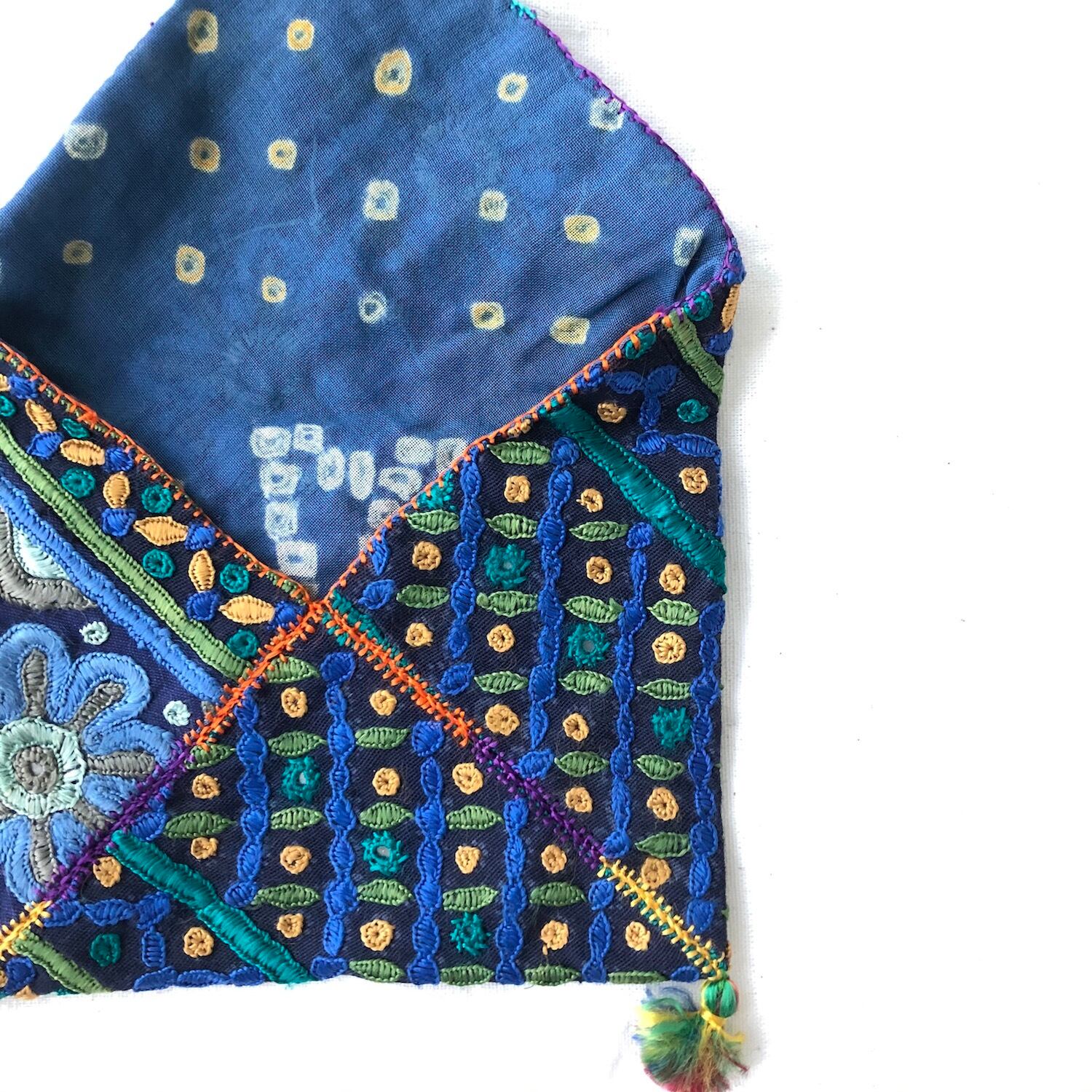 カッチ刺繍 ぐるぐる紐の小さなポーチ|02