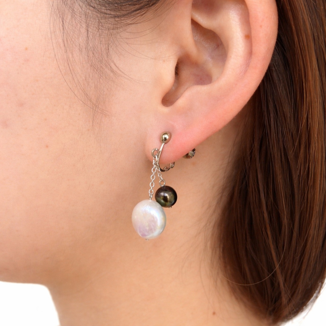 【揺れる2粒パール】淡水真珠イヤリング 6mmブラック×10mmコイン型 ホワイト 真鍮 揺れるデザイン