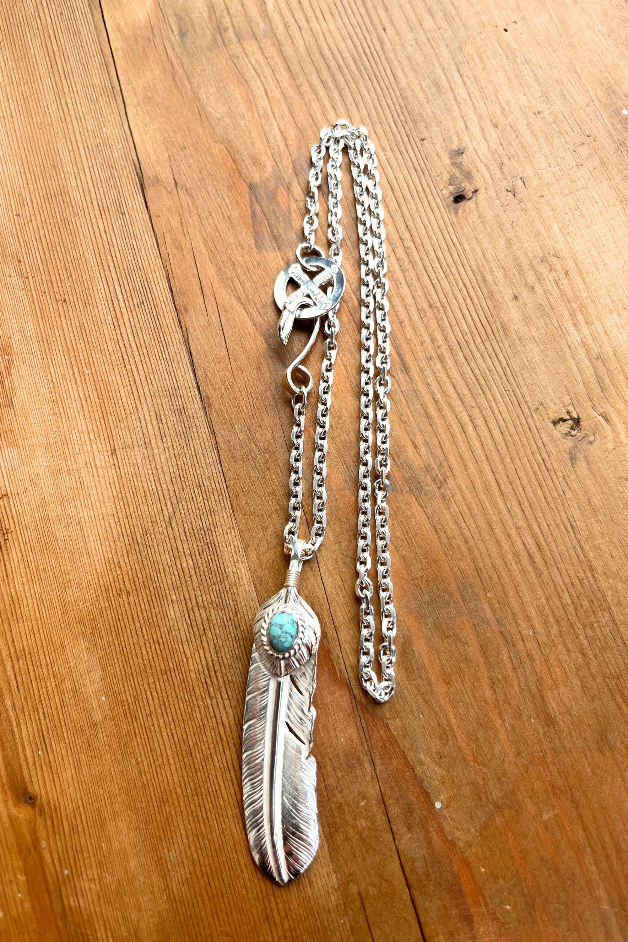 【NEWカラー入荷！】上銀銀縄天然ターコイズ付き特大フェザー（左向き）