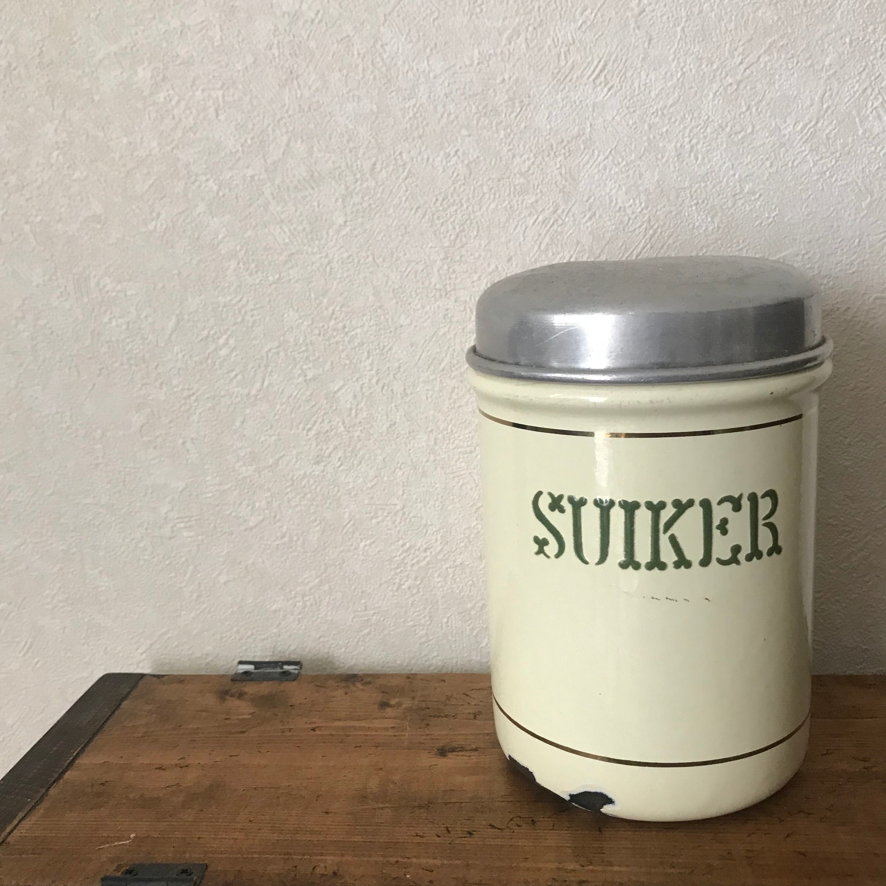 ホーローの缶SUIKER