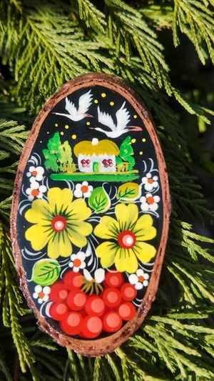 ウクライナ伝統絵画 ペトリキウカ塗り 木製ブローチ（ホメンコ作）