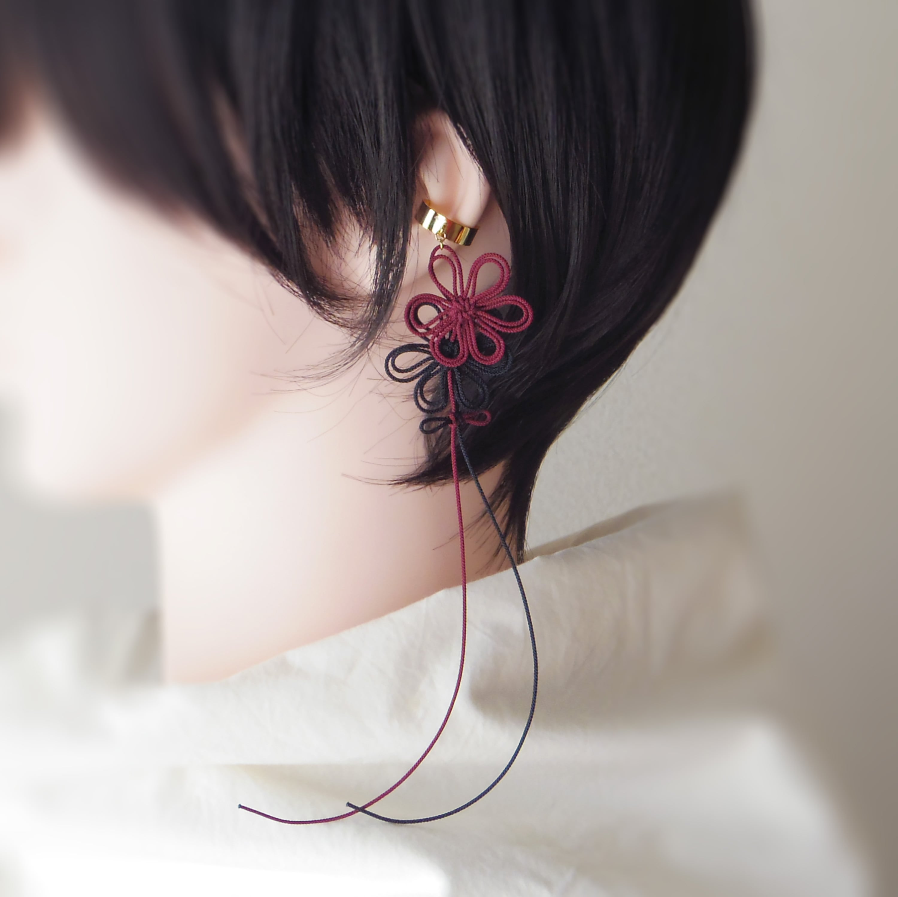 飾り結びかたっぽイヤーカフ「余韻撼ワス」(臙脂×黒)【軽量和風】浴衣・着物・日常使いに。