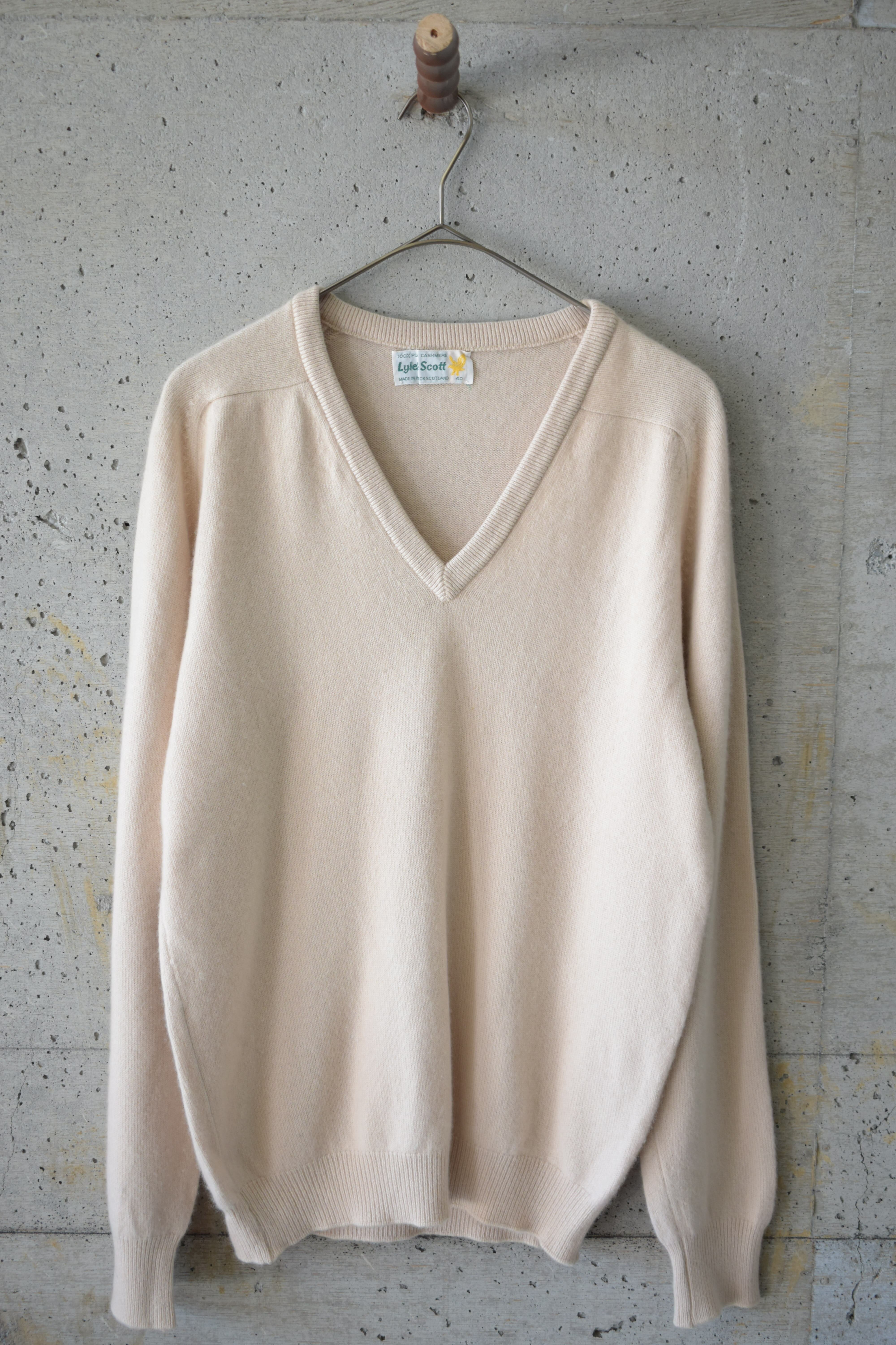 Light beige cashmere V-neck knit