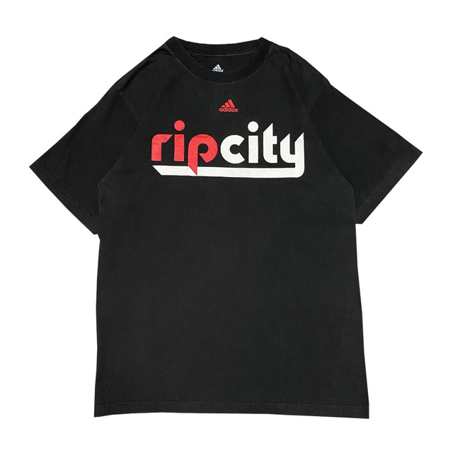 ポートランド・トレイルブレイザーズ 「rip city」 チームロゴ Tシャツ adidas